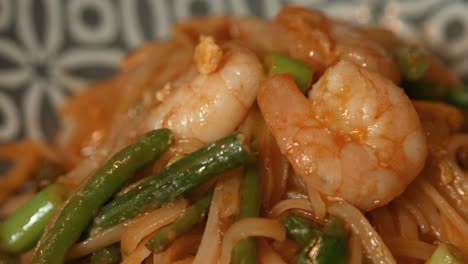 cerca de pad thai chapado con camarones rey, fideos, frijoles