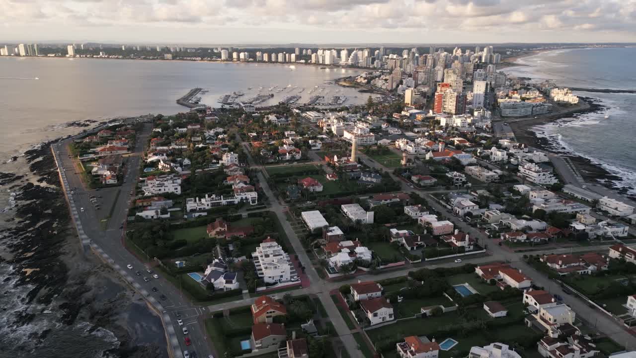 aerial de la ciudad de punta del este uruguay costa atlántica con pintoresco edificio de rascacielos y horizonte imágenes de drones horas de oro