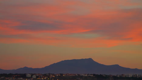 rodaje de apertura cinematográfica impresionante todavía dramático nubes naranjas brillantes puesta de sol biarritz hossegor francia playa montaña paisaje costero biarritz país vasco bahía de aguas tranquilas