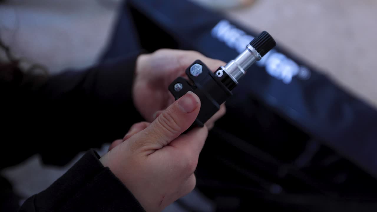 gaffer para equipos de iluminación configurando una luz en un estudio