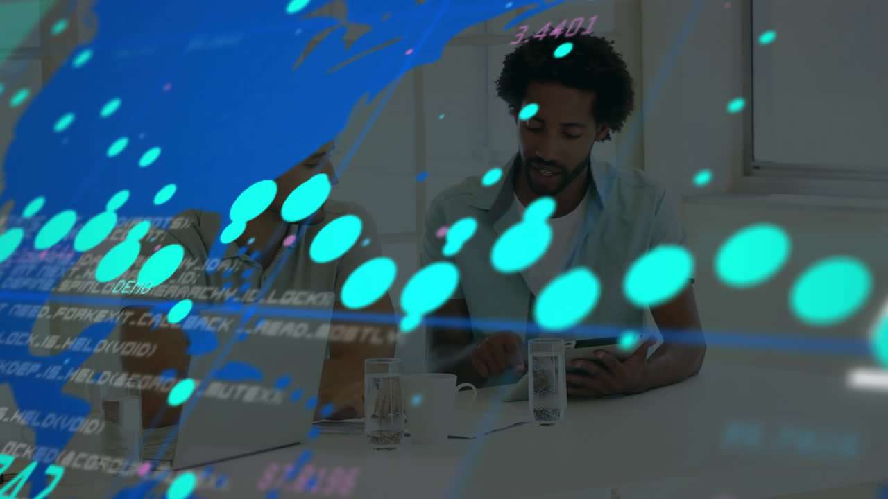 animación de datos financieros sobre diversas personas de negocios que trabajan en la oficina