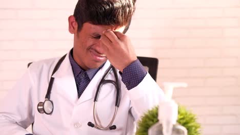 médico estresado