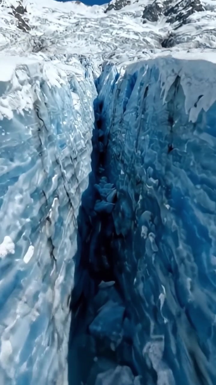 Crepaccio Glaciale Maestoso: Una Prospettiva Mozzafiato dei Giganti Ghiacciati della Natura e delle Loro Imponenti Pareti Blu che Incorniciano il Paesaggio Ghiacciato Sotto un Cielo Sereno