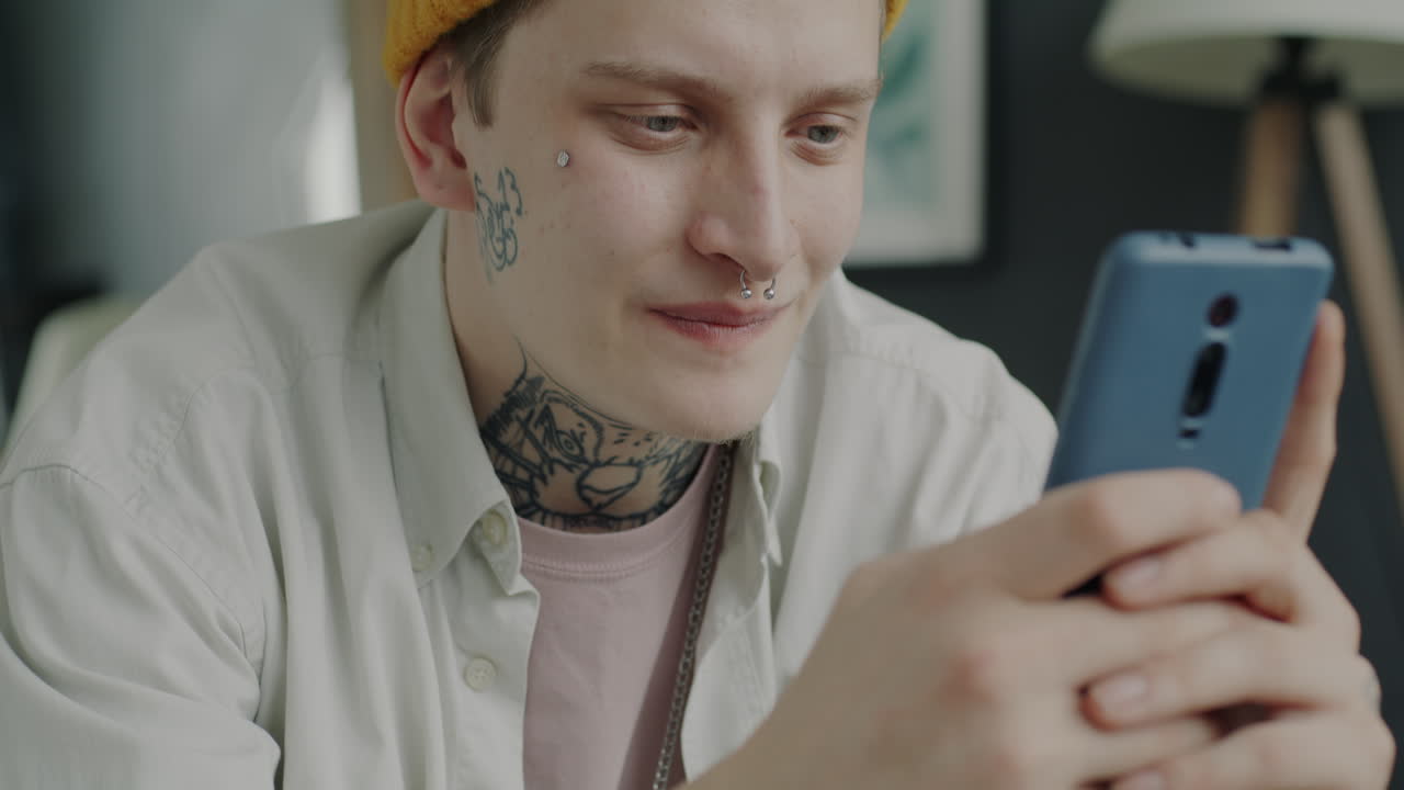 스마트 폰을 사용 하여 젊은 남자