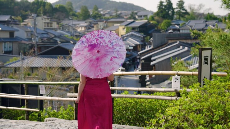 Donna con ombrello wagasa cammina al punto panoramico della Pagoda Yasaka, guarda la casa giapponese a Kyoto, Giappone