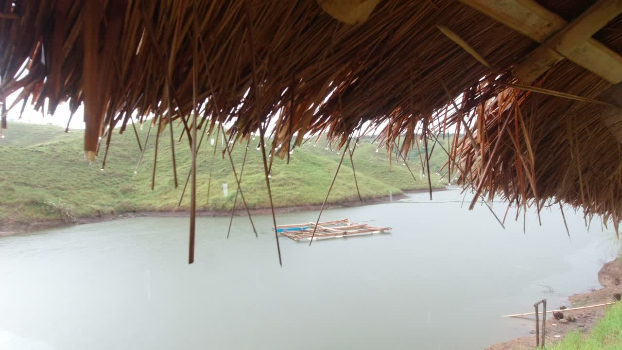 las gotas de lluvia gotean desde el techo de cogon, río loboc cerca de chocolate hills, filipinas