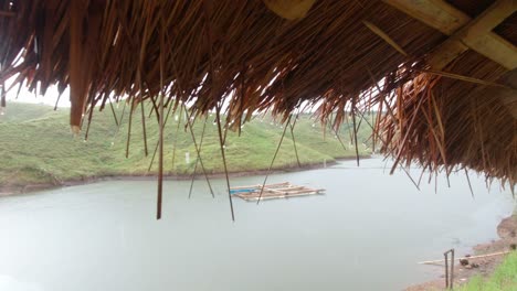 Gotas-De-Lluvia-Gotean-Desde-El-Techo-De-Cogon,-Río-Loboc-Cerca-De-Chocolate-Hills,-Filipinas