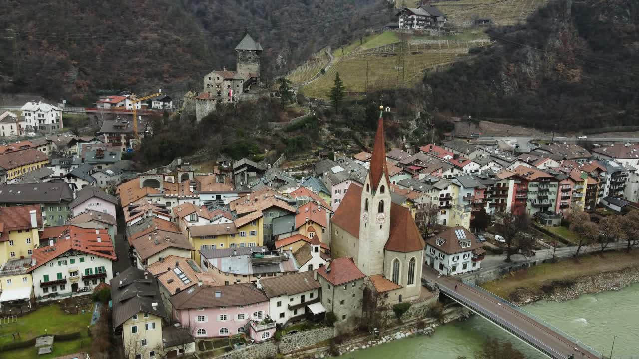 vista orbital sobre el casco antiguo de chiusa klausen, tirol del sur, bolzano, italia