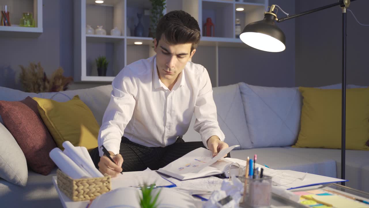 hombre trabajando tarde en la noche en la sala de estar en casa.
