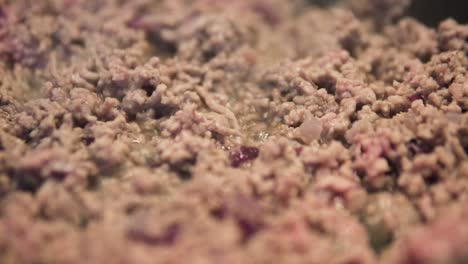 timelapse de carne picada con cebollas cocinando de rojo a marrón, de cerca