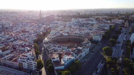 Paisaje-Urbano-Aéreo-De-Sevilla-Y-Plaza-De-Toros,-Plaza-De-Toros,-Hora-Dorada.