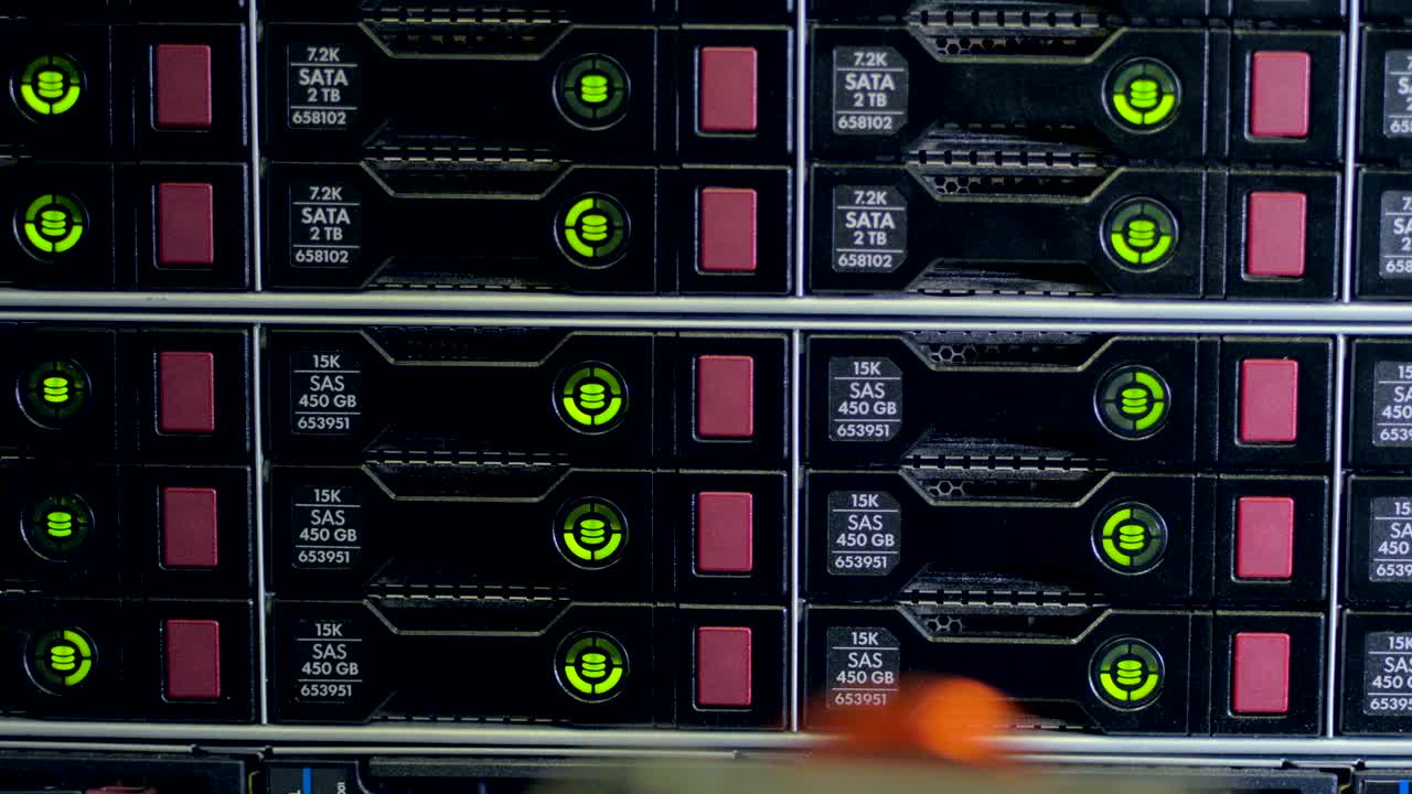 muchos discos duros sas de diferentes volúmenes.
