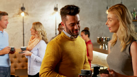 amigos felices usando el móvil mientras beben café 4k 4k