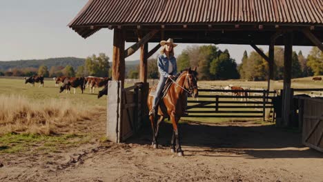 mujer a caballo en una granja