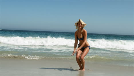 mujer saltando en la playa