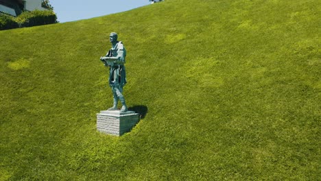 statue people around the sea coast