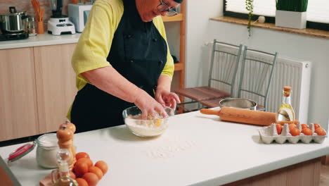 Manos-Del-Chef-Con-Harina-En-El-Proceso-De-Preparación-Para-Hornear