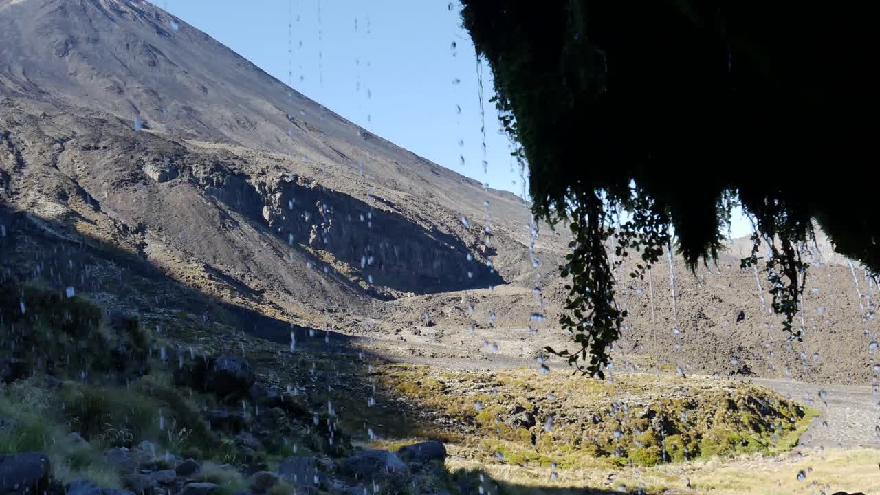 bandeja de inclinación diagonal al volcán ngauruhoe desde detrás de las cataratas de soda spring