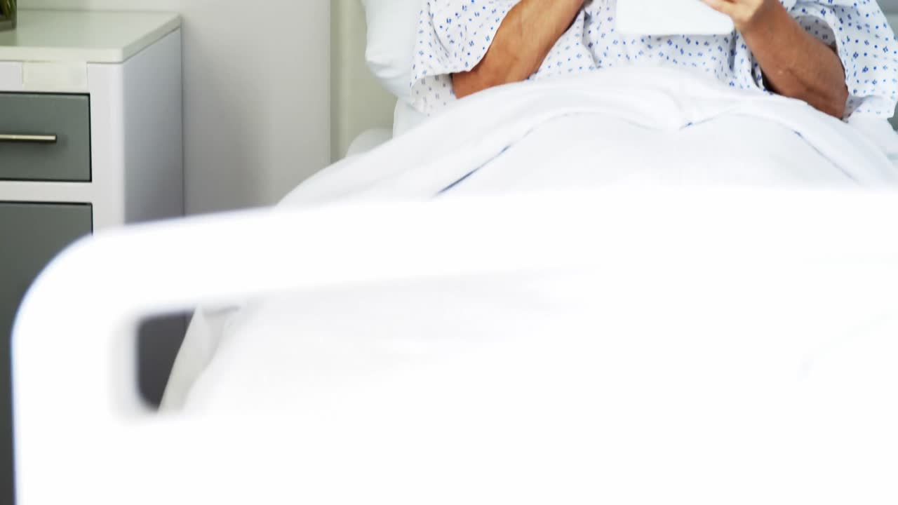 paciente que usa tableta digital en el pabellón