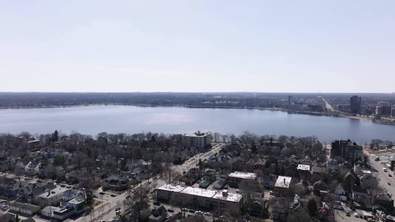 empuje en toma aérea de drones de un lago en primavera en minnesota