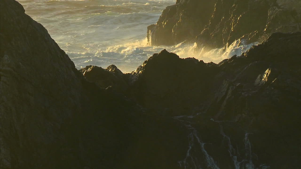 surf impulsado por una tormenta de invierno rueda en la costa de big sur de california 4