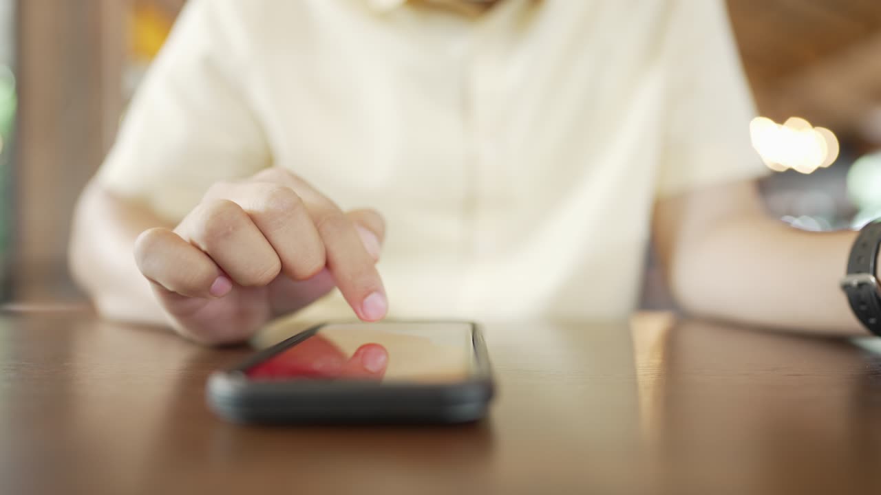 un joven empresario que usa una máscara quirúrgica está haciendo una videoconferencia con los clientes a través de una tableta que está conectada a internet