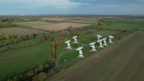 conjunto de telescopios del observatorio de radio mullard mrao en cambridge campo agrícola vista aérea en órbita