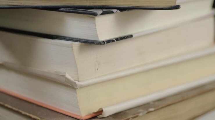 Libri impilati in una pila, foto inclinata