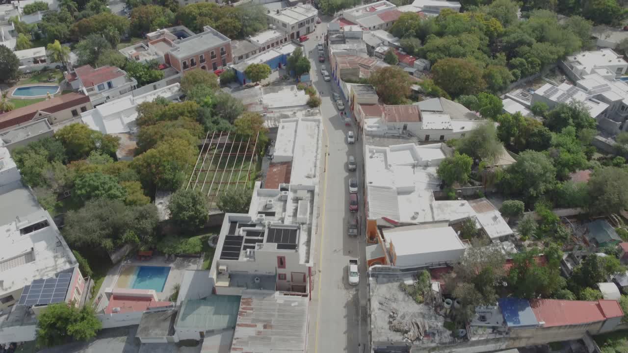 una toma de inclinación aérea que revela la parroquia de santiago apóstol en santiago, nuevo león