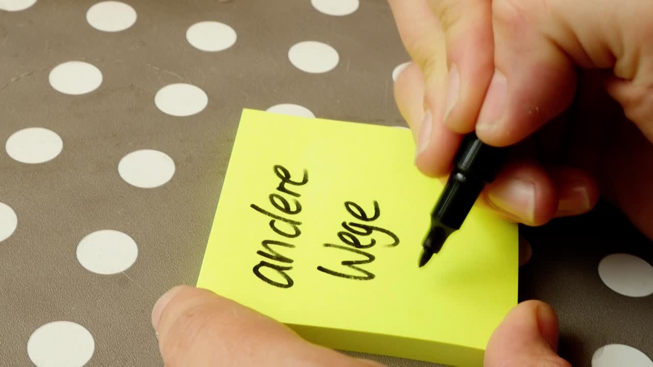 포스트잇에 "andere wege gegen"이라고 쓰고 있는 여성