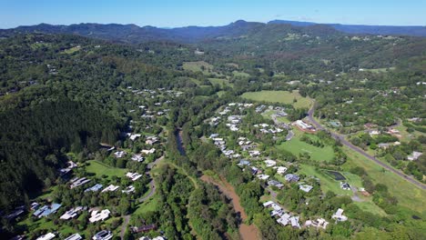 área residencial del valle de currumbin en gold coast, qld, australia - toma aérea de un dron