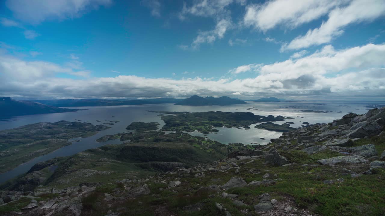 노르웨이 lurøyfjellet의 극적인 풍경이 있는 험준한 지형