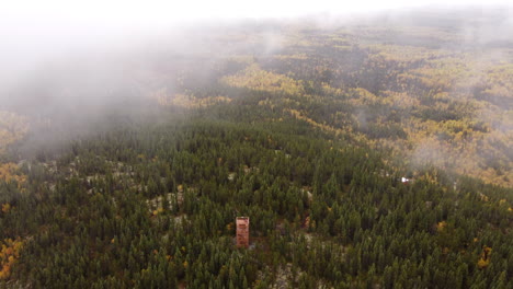 Torre-De-Vigilancia-En-La-Cima-De-La-Montaña-En-Las-Nubes