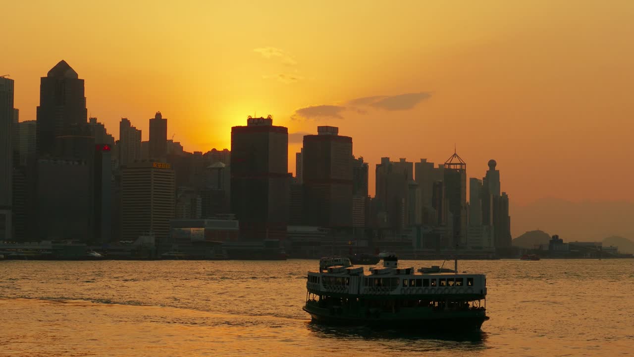 hong kong al atardecer. el puerto de victoria y el centro.
