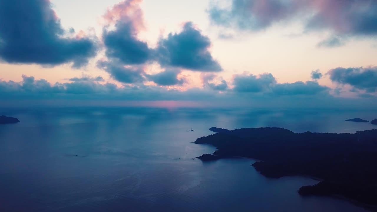 오른쪽 에 섬 들 이 있는 황혼 때 바다 의 공중 풍경