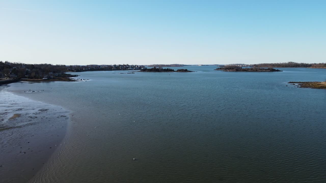 고요하고 화창한 날에 새들이 날아다니는 힝햄 항구를 바라보는 드론