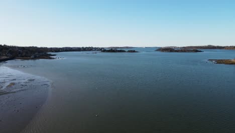 Drohne-Mit-Blick-Auf-Den-Hafen-Von-Hingham-Mit-Vögeln,-Die-An-Einem-Ruhigen-Sonnigen-Tag-Herumfliegen