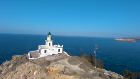 Ich-Perspektive-Einer-Drohne,-Die-über-Einen-Leuchtturm-Auf-Einer-Griechischen-Insel-Fliegt