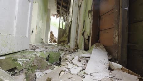 Edificio-De-Madera-Abandonado,-Vacío-Y-Destruido-Está-Más-Allá-De-La-Reparación