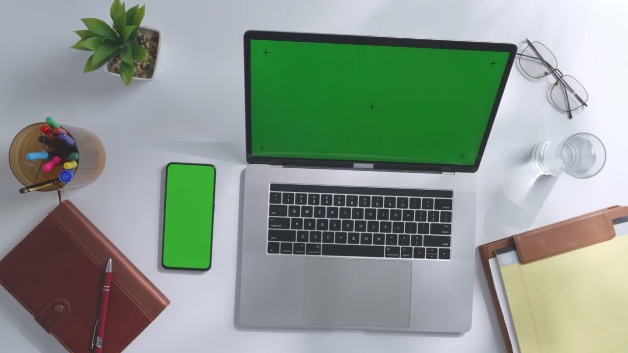 espacio de trabajo moderno con portátil, teléfono inteligente y suministros de oficina