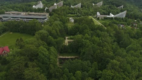un drone aéreo de 4k capturando los hoteles construidos durante la era comunista en medio de una ciudad turística de montaña
