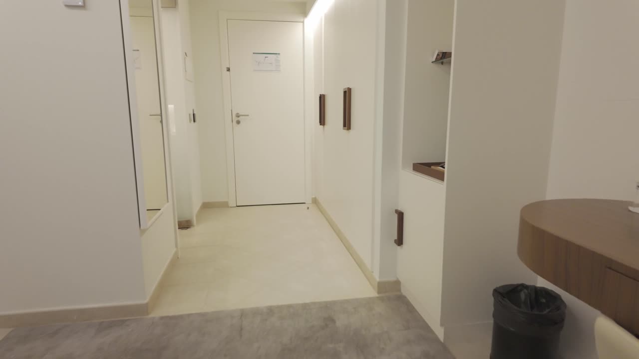 Carrellata del tour lungo il resort con camere d'albergo, slow motion.