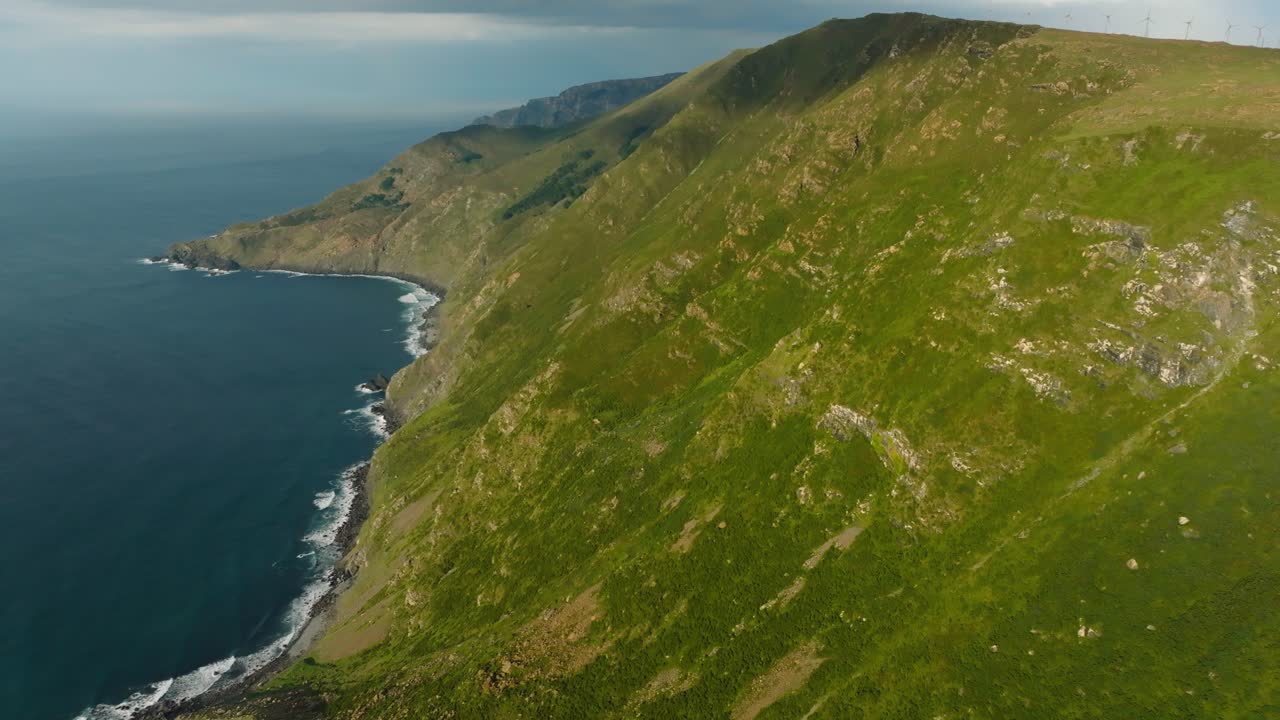las verdes montañas escarpadas de la sierra de la capelada en galicia, españa
