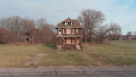 Drohnenansicht-Eines-Heruntergekommenen-Hauses-In-Einem-Viertel-Von-Detroit