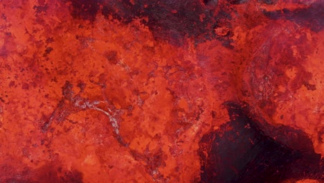 primer plano de magma fundido caliente burbujeando en el cráter del volcán, de arriba hacia abajo
