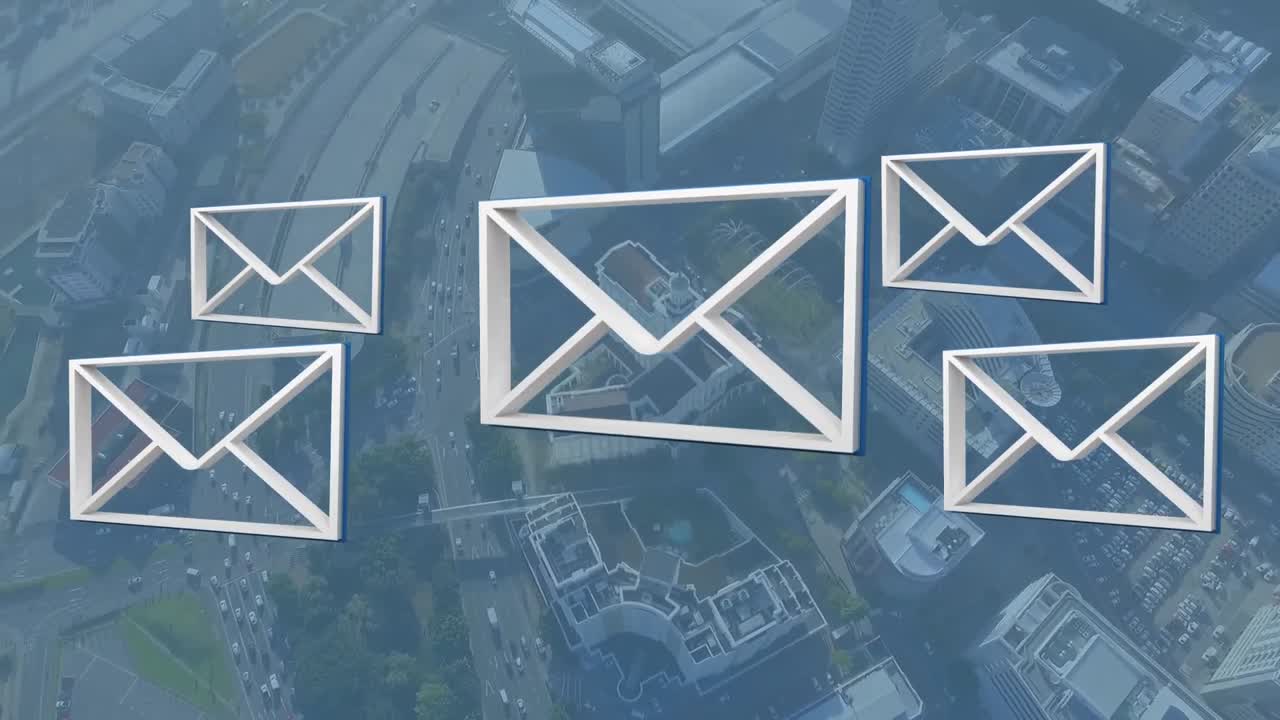 sobres y una vista de la ciudad