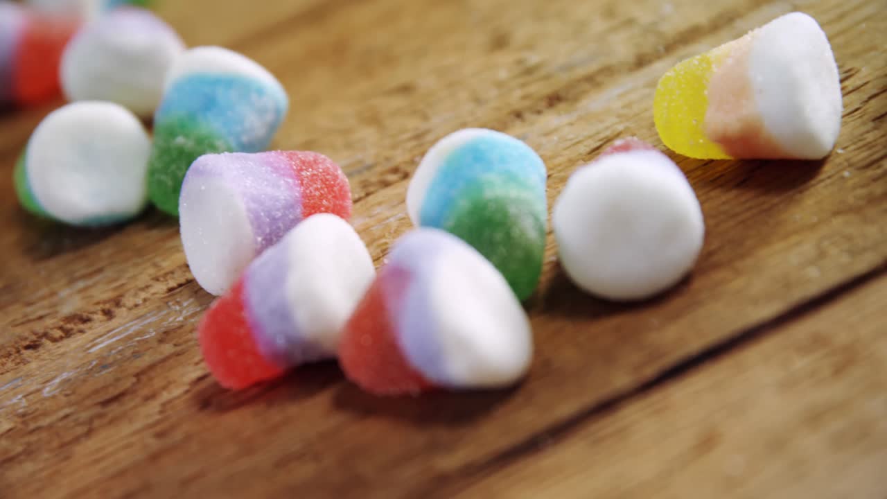 varios productos de confitería en una mesa de madera 4k