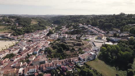 Ruinas-Del-Castillo-De-Alcobaça-Ubicado-En-Una-Colina-Rodeada-De-Ciudad-Idílica,-Portugal