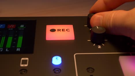 sintonizar algún nivel de audio durante la grabación de un podcast