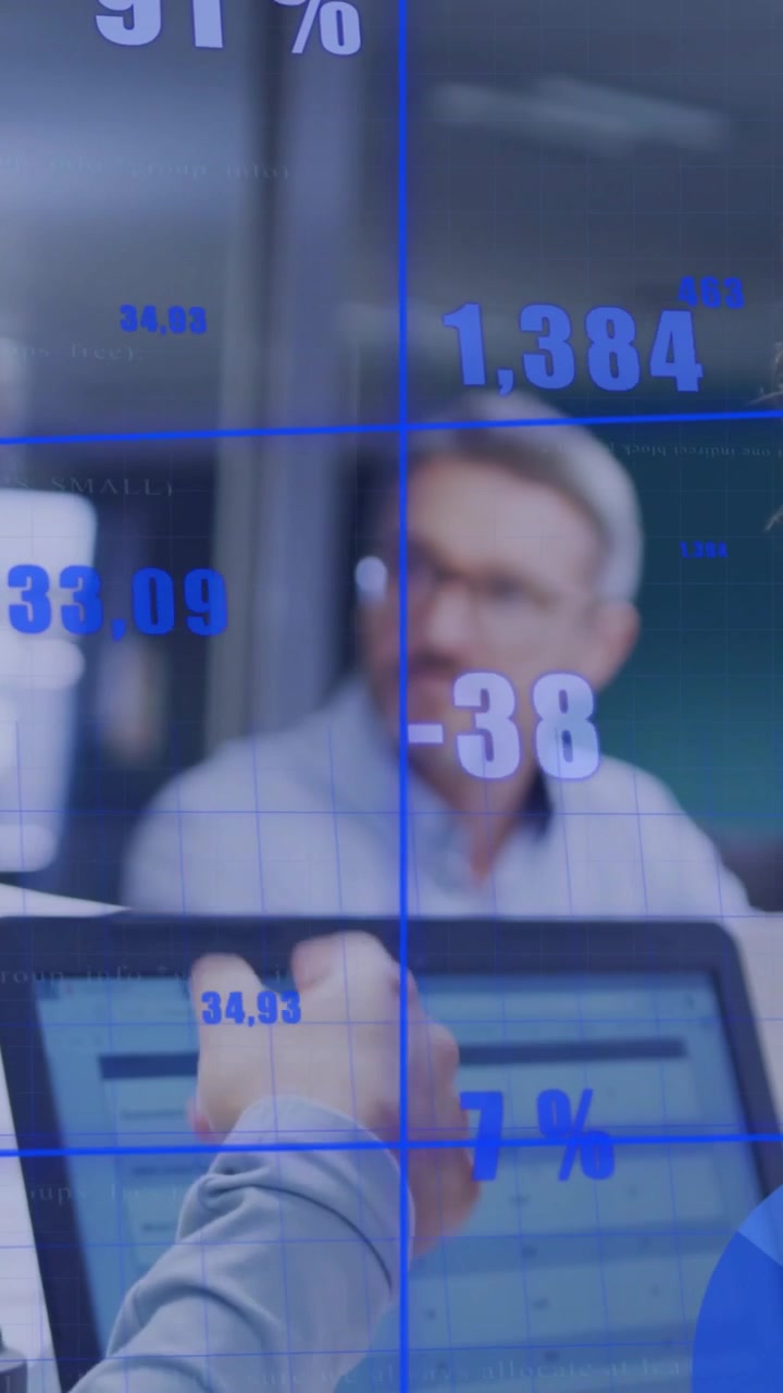 Video verticale: Analista che si gira mentre una mano indica grafici sul laptop e sovrapposizioni aziendali.